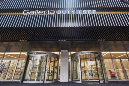 한화갤러리아가 면세사업 포기를 선언하자 다음 '포기'를 선언할 사업자에 대한 관심이 높아지고 있다. 사진은 서울 여의도 63빌딩에 있는 갤러리아면세점 전경. <한화갤러리아타임월드 제공>